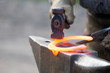 Schmied Handwerk Handwerkskunst Hufschmied bei der Arbeit schlägt das heiße Eisen mit Aufzügen für den Pferdehuf 