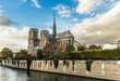 Die Kirche von Notre Dame mit Blick über die Seine bei blauem Himmel