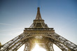 Der Eiffelturm in Paris am Morgen mit Sonne