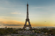 Der Eiffelturm in Paris in der Dämmerung mit tollem Himmel