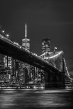 Fototapeta  - Brooklyn Bridge in Manhattan bei Nacht in schwarz weiß