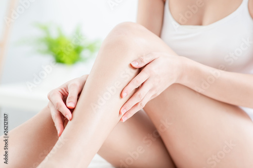 woman touching perfect shaved legs Tableau sur Toile