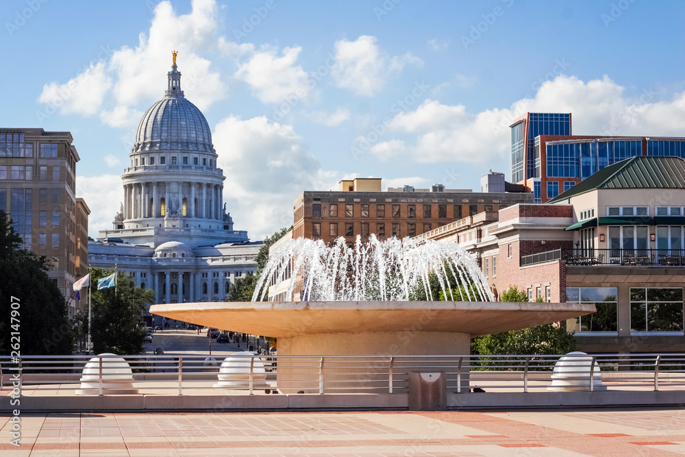 Downtown Madison Wisconsin buildings with Capitol of Wisconsin - obrazy, fototapety, plakaty 