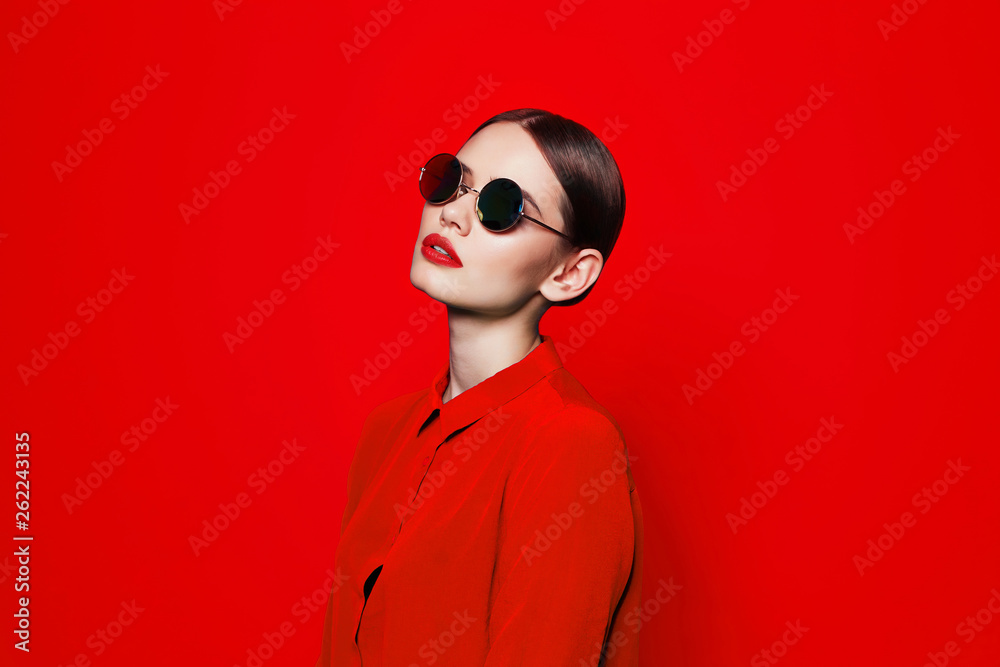 fashion model in sunglasses, beautiful young woman. - obrazy, fototapety, plakaty 