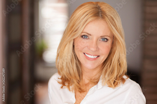 Mature woman smiling at the camera Tableau sur Toile