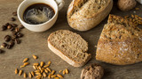 Fototapeta Kuchnia - Świeże kanapki z kawą leżące na drewnianej desce