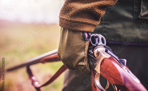 Fotografía Hunter with a rifle in hunting