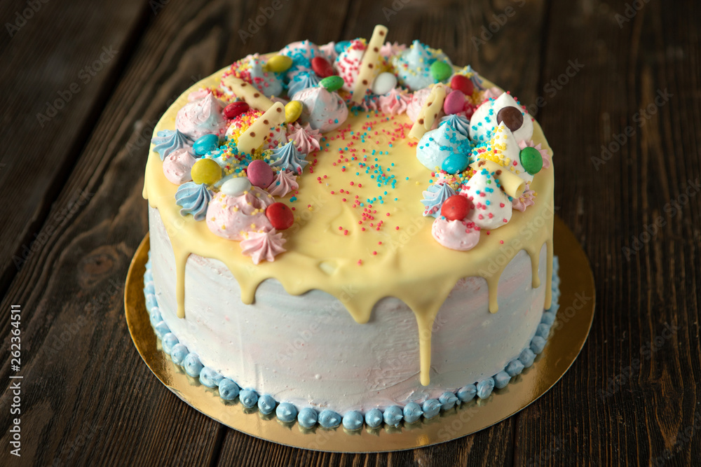 Obraz na płótnie Tort urodzinowy, tort weselny w salonie