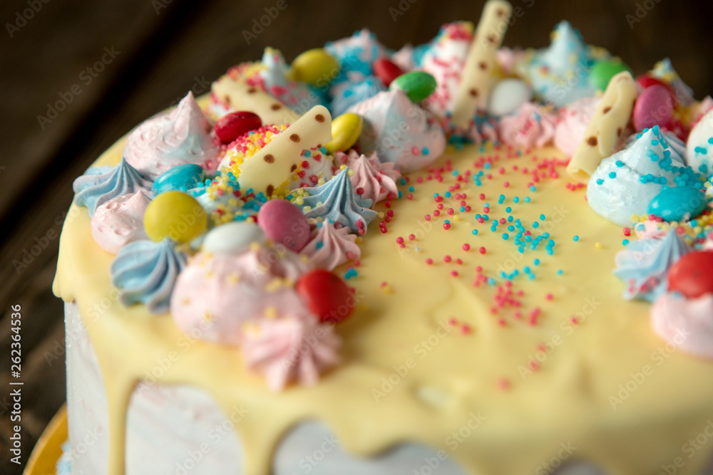 Obraz na płótnie Tort urodzinowy, tort weselny w salonie