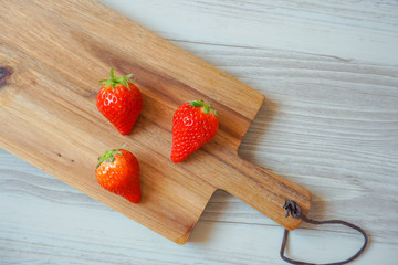 Strawberry on cutting board.  まな板の上のイチゴ