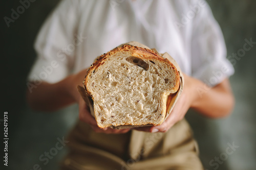 Fotomural Female baker with fresh bread