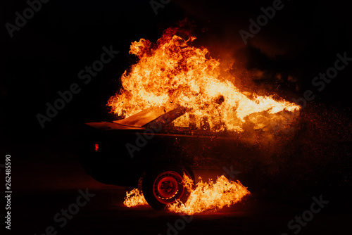 Cuadros en Lienzo political protests, burning cars on the street