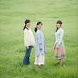 © ohayou! - 草原で振り返る3人の女性