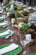 montaje de mesa para cena, platos servilletas y plaque con decoración orgánica e iluminación con velas
