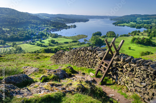 Fotografía A morning shot of Lake Windermere showing the stone walling and the stile providing passage over the wall