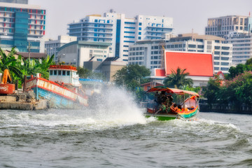 Dieses einzigartige Foto zeigt wie die alten traditionellen Langheckboote, die auf dem Fluss Mae Nam Chao Phraya in Bangkok fahren