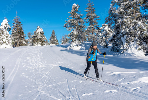 Plakaty biegi narciarskie  kobieta-na-nartach-biegowych