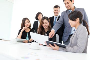 Wall Mural - Business people discuss on the report