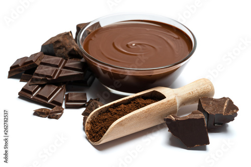 Fotografía glass bowl of chocolate cream or melted chocolate isolated on white