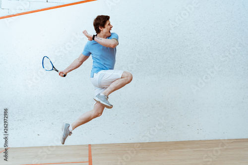  Fototapeta Squash   sportowiec-w-koszulce-polo-skaczacy-podczas-gry-w-squasha-na-korcie-czterosciennym