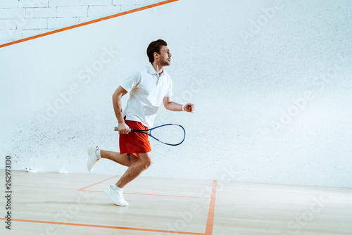 Dekoracja na wymiar  widok-pelnej-dlugosci-sportowca-z-rakieta-biegnaca-podczas-gry-w-squasha