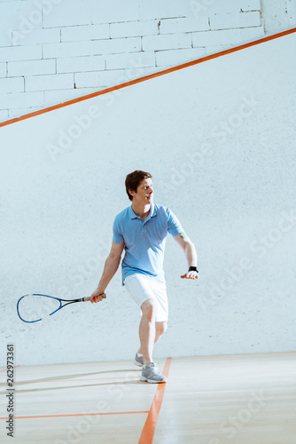  Fototapeta Squash   pelny-widok-dlugosci-sportowca-w-smartwatchu-grajacego-w-squasha