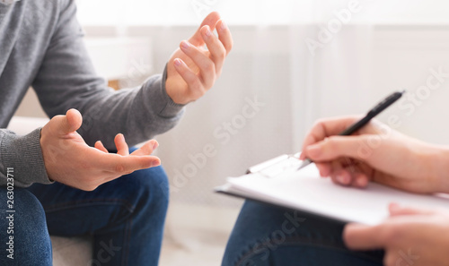 Fotografía Psychotherapist writing notes, assessing patient's health and giving diagnosis