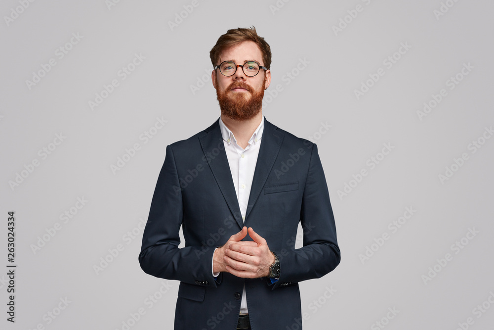Executive man in trendy suit looking at camera - obrazy, fototapety, plakaty 