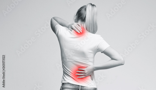 Fotomural Woman rubbing her painful neck and back