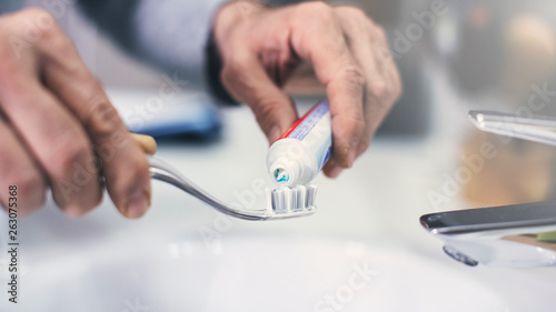 Cuadros en Lienzo Hand extrude a toothpaste from a tube on a toothbrush