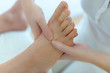 © js-photo - Physiotherapeutin macht Fussmassage, Fussreflexzonenmassage