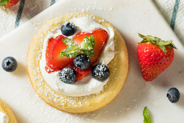 Canvas Print - Homemade Mini Sponge Cake Cups with Fruit