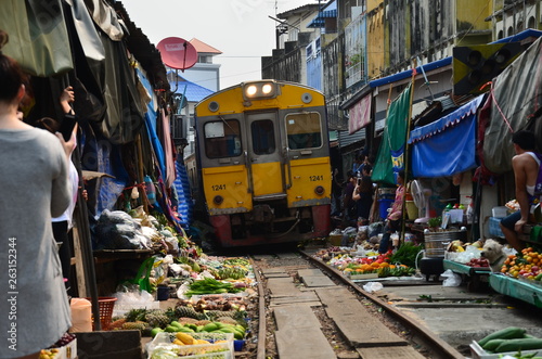 タイの首都のバンコク メークロン鉄道市場 線路沿いの屋台と電車が通過する光景 Stock 写真 Adobe Stock タイの首都のバンコク メークロン鉄道市場 線路沿いの屋台と電車が通過する光景 Stock 写真 Adobe Stock