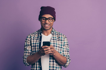 Photo portrait of cheerful cool swag trend trendy guy leaving his feedback on social media network using smart phone isolated violet background