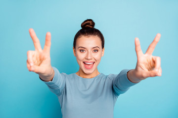 Close up photo of funny funky teen teenager have holidays vacation make v-sign feel content glad laughter scream dressed in fashionable youth clothing isolated on blue background 