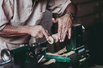 Artisan en train de travailler le bois