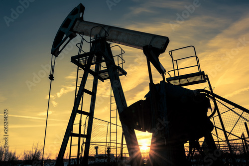 Cuadros en Lienzo Oil pump jack and wellhead on an oil field