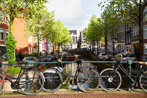 Dekoracja na wymiar  amsterdamski-kanal-uliczny-z-typowymi-holenderskimi-domami-i-rowerami-holandia-holandia
