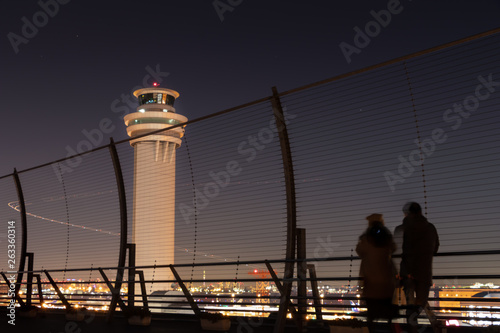 羽田空港 旅立ち見送る二人 管制塔と飛行機の光跡 Stock Photo Adobe Stock