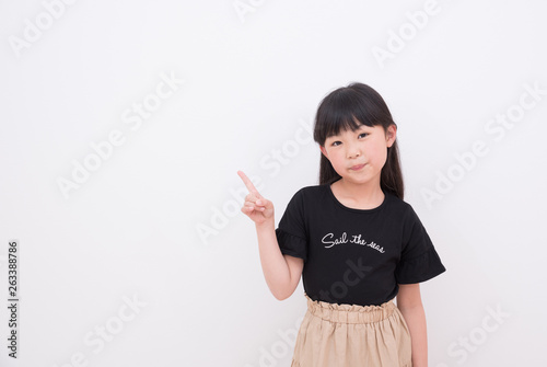 お勧めポーズをする小学生の女の子 Stock Foto Adobe Stock