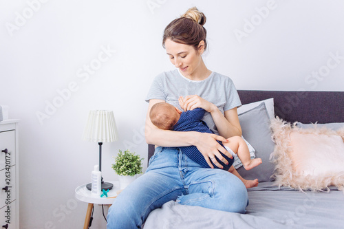 Fotografía Mother breastfeeding baby son in bedroom, they enjoy in this moment together