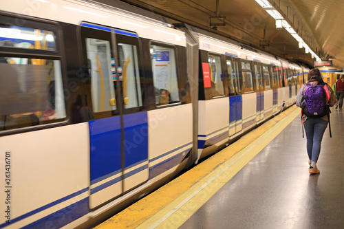 Fotografía estación de metro con poca gente madrid 4M0A8902-as19