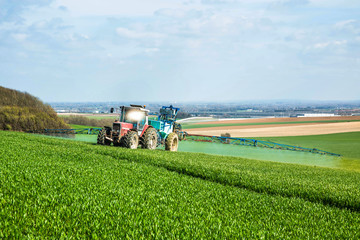 Wall Mural - agriculteur pulvérisant les champs