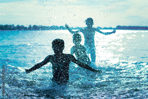 Plakaty skoki do wody  skakanie-do-wody-dzieci-bawia-sie-i-pluskaja-w-wodzie-koncepcja-wakacji-letnich