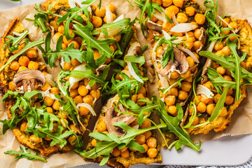 Canvas Print - Green vegan pizza with pesto, chickpeas, champignons and arugula.