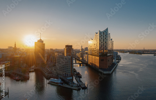 Cuadros en Lienzo Luftaufnahme Sonnenaufgang Hamburg Hafen mit Blick auf die Elbphilharmonie
