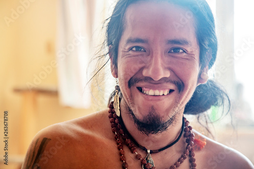 Fotografía Closeup of native american man with beautiful jewelry