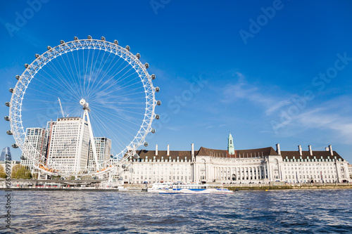 Fotografía London Eye near County Hall in summer view from Thame river boat cruise