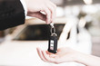 © Wellnhofer Designs - Autokauf, Autoschlüssel wird übergeben