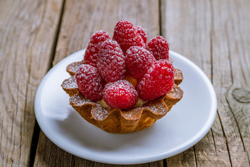 Wall Mural - raspberry tartlet on a plate